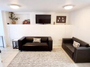 B-1 Bedroom Flat 2 Min from Station & Town Centre